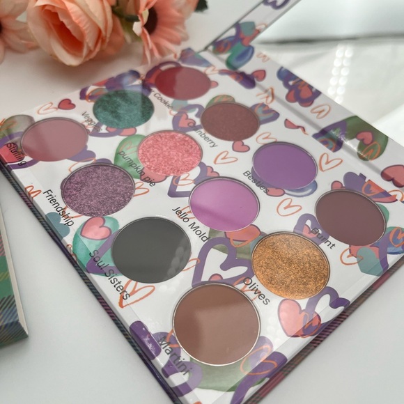Saints Angels Sinners Friendsgiving eyeshadow palette - Picture 11 of 14